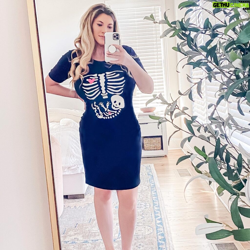 Elle Fowler Instagram - The smallest dressed up today too 💀 #17weekspregnant