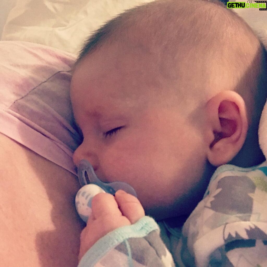 Elle Fowler Instagram - Middle of the night snuggles 🤱🏼
