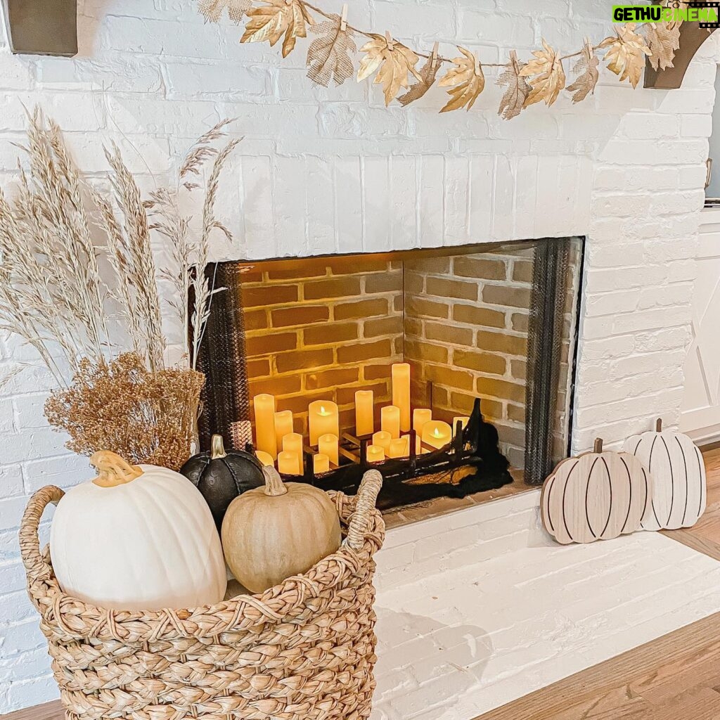 Elle Fowler Instagram - Holiday and Seasonal decorating is my favorite 🍂🍁🌾🧡 Details of this in my Fall Decor Tour video!