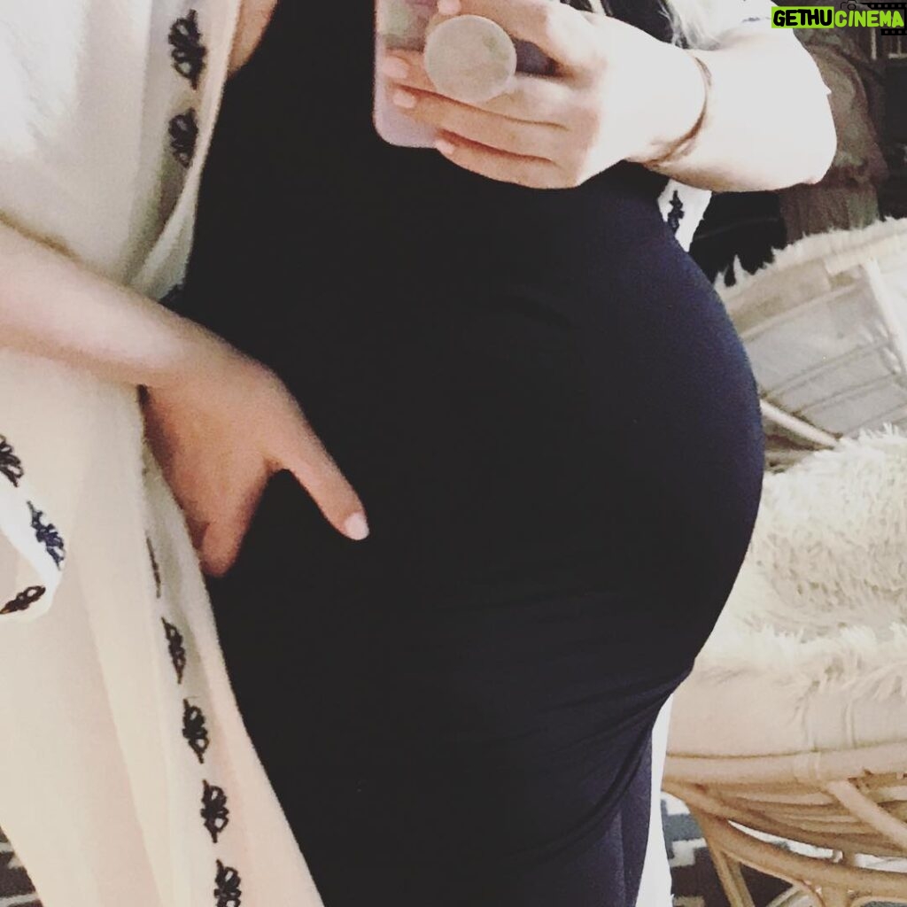 Elle Fowler Instagram - 26 weeks bump shot! I officially have a little bouncing basketball in my belly lol!