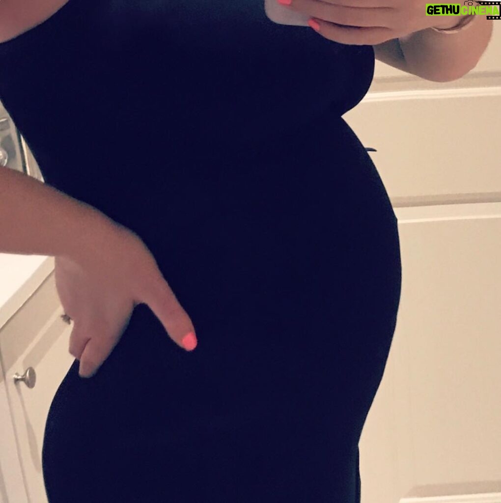 Elle Fowler Instagram - 20 week bump shot! I've been living in these simple black maternity camis. What was your go to maternity style?