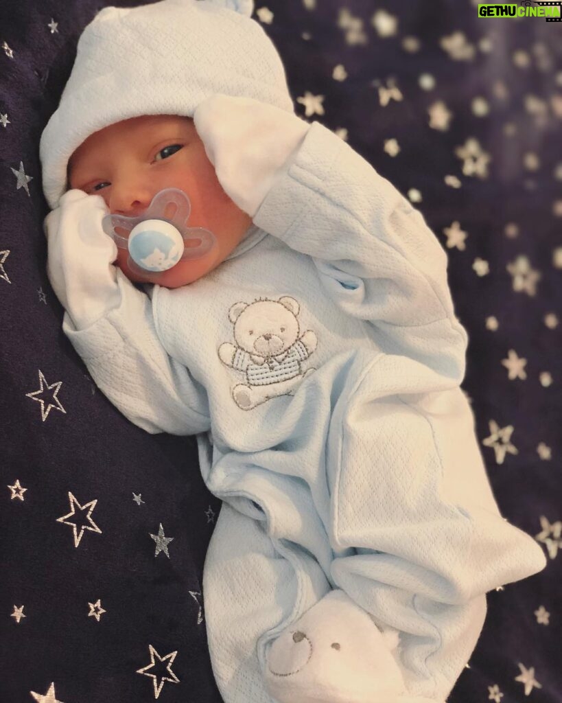 Elle Fowler Instagram - James Alexander Goot was born on June 21, 2018. 6 pounds, 11 oz, 18 inches long, blonde hair and blue eyes - my little love bug! He is swimming in his newborn sized clothing 😍 How perfect is this blanket? Mama Goot made it for him and he loves it. (Picture by Blair!) #EllexBaby