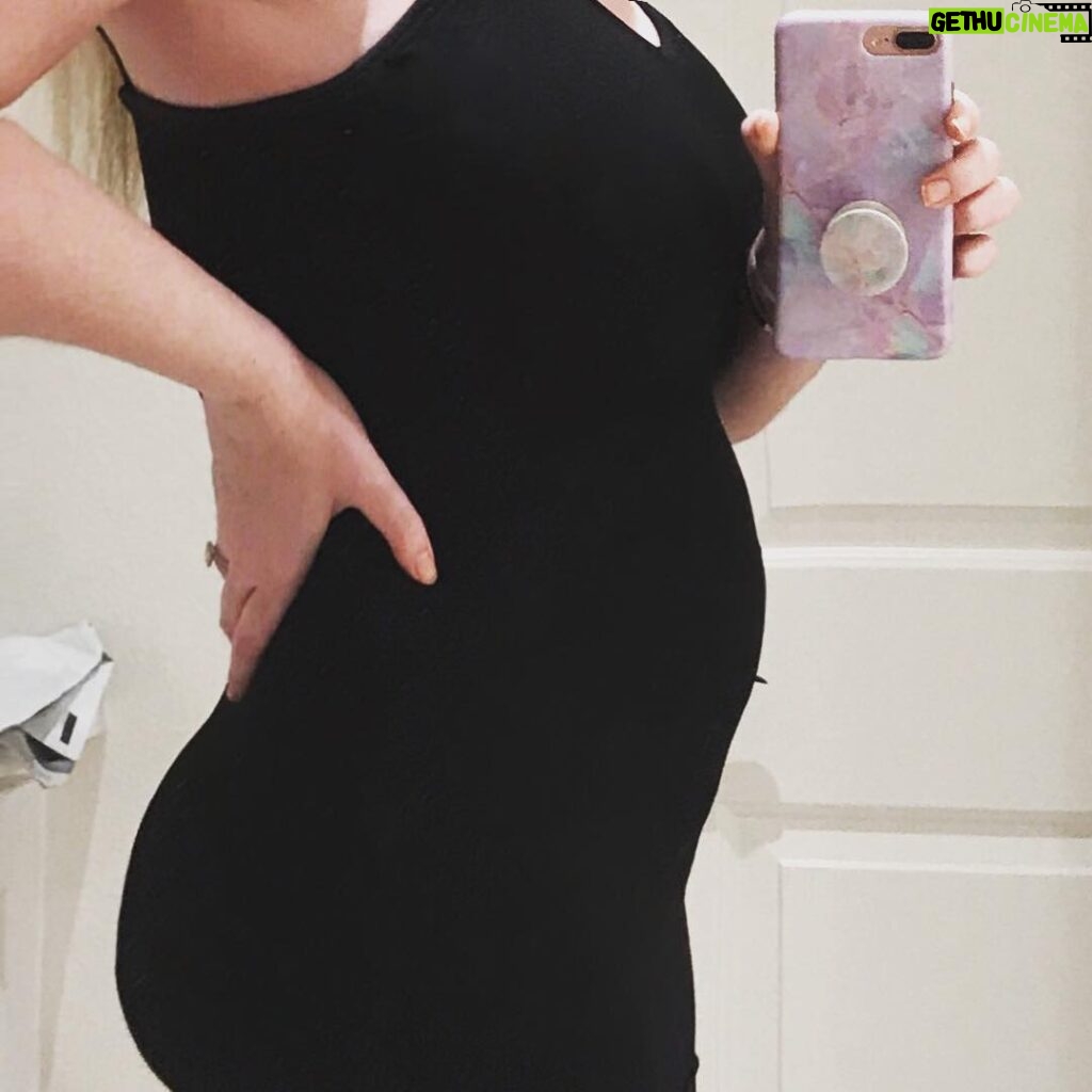 Elle Fowler Instagram - 15 week bump shot!