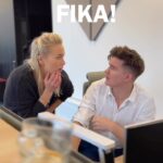 Ellen Bergström Instagram - Torsdag på kontoret! Nån som är sugen på en kopp?! Om ni behöver ny inredning och möbler till kontoret så vet ni vart ni vänder er - till @aj_produkter så klart! Där kan ni vraka och välja mellan över 15 000 högkvalitativa produkter till kontoret, för alla arbetsplatsbehov och för alla typer av medarbetare! 🤩 #ajprodukter #bragrejer #livetpåjobbet