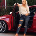 Ellen Bergström Instagram - 3 år sedan, när man fick leva ut sina modelldrömmar med fotograf @fabianwester i LA - hade en dröm när jag var liten att bli modell. Jag och @stephcapdevila ca 11 år gamla gick lös på engångskameran och skulle skicka in ett portfolio till Stockholmsgruppen. Vi hängde upp ett grönt lakan som bakgrund, men det täckte bara halva dörren. Så såg mer ut som någon hade glömt kvar tvätten. Satte oss i hörnan och lät blixtarna gå av. När vi var klara drömde vi oss bort medan vi bläddrade i H&M-katalogen.. ”en dag kommer vi vara med här” 🤣. Sen kom framkallningen. Haha jag ska leta fram bilderna på oss här, för det var riktigt illa. Det var tufft att leka modell på den tiden, då man fick gissa sig till vad som blev bra 🤣