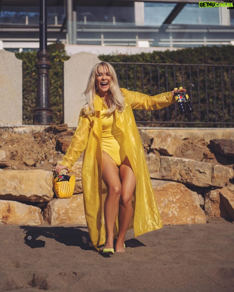 Ellen Bergström Instagram - Betald reklam för @pepsimaxsverige - ville bara med dessa jättetråkiga bilder från ett soligt Marbella säga att Pepsi MAX Lemon är riktigt god 😎🍋