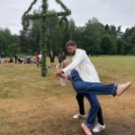 Ellen Bergström Instagram - Den här texten är inte lätt att skriva.. men ni kanske märkt att jag varit väldigt frånvarande. Jag hade inte tänkt att skriva något förrän vi flyttat isär, men nu har det gått mer än ett halvår sedan vi beslutade oss för att göra slut. Vi fick ju problem med stammarna i lägenheten lägligt nog, så vi bor nu i en ersättningslägenhet och inväntar att vår lägenhet ska bli klar så vi kan sälja och köpa en varsin. Vi trodde det skulle vara klart nu till våren, men icke, vilket varit tufft. Vi har hängt ihop i över 5 år och Niclas känner mig som ingen annan. Vi älskar varandra, men kärleken finns inte kvar.. Vi har försökt och försökt men kommit fram till att det inte går. Det har varit ett väldigt lugnt uppbrott, vilket ni kanske kan förstå eftersom vi bott ihop utan att vara ihop i över 6 månader 😅 Det jobbigaste tycker jag är tanken på att vi inte kommer vara en familj. Att behöva förklara för Elsy.. :( inte kul 😥 det var ju inte så här vi ville att det skulle bli ❤️ men vi har fått världens finaste dotter och vi kommer göra allt för att hon ska må bra! ❤️ även om jag och Niclas är olika på SÅÅ många plan haha, så är vår kärlek till Elsy exakt lika stor. Jag älskar Niclas och jag ville att han ska vara lycklig! Och jag älskar (för det mesta 😅) mig själv och jag vill också vara lycklig. Man lever bara en gång ❤️ ta hand om er.