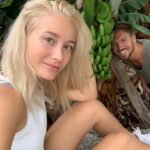 Ellen Bergström Instagram - Den här texten är inte lätt att skriva.. men ni kanske märkt att jag varit väldigt frånvarande. Jag hade inte tänkt att skriva något förrän vi flyttat isär, men nu har det gått mer än ett halvår sedan vi beslutade oss för att göra slut. Vi fick ju problem med stammarna i lägenheten lägligt nog, så vi bor nu i en ersättningslägenhet och inväntar att vår lägenhet ska bli klar så vi kan sälja och köpa en varsin. Vi trodde det skulle vara klart nu till våren, men icke, vilket varit tufft. Vi har hängt ihop i över 5 år och Niclas känner mig som ingen annan. Vi älskar varandra, men kärleken finns inte kvar.. Vi har försökt och försökt men kommit fram till att det inte går. Det har varit ett väldigt lugnt uppbrott, vilket ni kanske kan förstå eftersom vi bott ihop utan att vara ihop i över 6 månader 😅 Det jobbigaste tycker jag är tanken på att vi inte kommer vara en familj. Att behöva förklara för Elsy.. :( inte kul 😥 det var ju inte så här vi ville att det skulle bli ❤️ men vi har fått världens finaste dotter och vi kommer göra allt för att hon ska må bra! ❤️ även om jag och Niclas är olika på SÅÅ många plan haha, så är vår kärlek till Elsy exakt lika stor. Jag älskar Niclas och jag ville att han ska vara lycklig! Och jag älskar (för det mesta 😅) mig själv och jag vill också vara lycklig. Man lever bara en gång ❤️ ta hand om er.