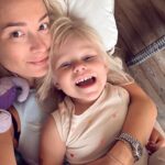 Ellen Bergström Instagram - Sommarlooovet är för kort. Varför har du så bråttom? Vi ska bada i popcorn! Sommarlooov 💃 @grannenmans låt har gått på repeat 😅 allt Elsy vill är att bada i popcorn…