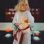 Ellen Bergström Instagram - Glad Lucia ❤️ Idag började jag dagen på skolan där jag börjat vikariera, vi hade luciatåg och eleverna var så otroligt duktiga! 🙏🏻 Sedan bar det av till Elsys förskola som också hade luciafirande, där jag hjälpte till att sjunga lite 🥰 Elsy har gått runt med lucialinnet hela dagen 🙈 och ljuset ville hon sova med.. inte så skönt kanske, men jag förstår henne - jag sov bredvid min första snowboard..