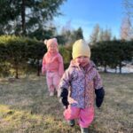 Ellen Bergström Instagram - Vilken helg! Strålande väder och vi har hunnit med att fixa massor i sommarstugan, lekt och avslutat med Bamse-bio 🥰❤️