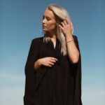 Ellen Bergström Instagram - 3 år sedan, när man fick leva ut sina modelldrömmar med fotograf @fabianwester i LA - hade en dröm när jag var liten att bli modell. Jag och @stephcapdevila ca 11 år gamla gick lös på engångskameran och skulle skicka in ett portfolio till Stockholmsgruppen. Vi hängde upp ett grönt lakan som bakgrund, men det täckte bara halva dörren. Så såg mer ut som någon hade glömt kvar tvätten. Satte oss i hörnan och lät blixtarna gå av. När vi var klara drömde vi oss bort medan vi bläddrade i H&M-katalogen.. ”en dag kommer vi vara med här” 🤣. Sen kom framkallningen. Haha jag ska leta fram bilderna på oss här, för det var riktigt illa. Det var tufft att leka modell på den tiden, då man fick gissa sig till vad som blev bra 🤣