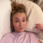 Ellen Bergström Instagram - Nån mer än jag som alltid får mentalt break down så fort hösten kommer? Varje år. Det slår aldrig fel. Men precis som man glömmer hur det känns när det är sommar på vintern… så står jag där, i chock, och ba? Men va? Varför mår jag dåligt nu? Varför känns allt helt övermäktigt och stressigt? Har säkert skrivit exakt det så här varje höst också… 😩 på ett sätt är det ju positivt, för att vi människor är så fantastiskt duktiga på att förtränga det som varit jobbigt.. ja… om det nu är positivt. Både och typ. I alla fall, i dessa lägen så är det viktigt att bryta ned alla ”måsten” och få en överblick över vad det är som tynger en. Att våga säga nej har jag återigen blivit jättedålig på och har börjat pussla min vardag, vilket var något jag sa att jag aldrig skulle göra igen efter att jag blev utbränd.. Sen upplever jag att andra orkar med så himla mycket, och jag själv klarar av en sak om dagen och är helt slutkörd.. vi får inte glömma att vi människor är sååå himla himla olika. Så lätt att jämföra sig när man har alla medel för att jämföra sig rätt framför snoken varje dag.. man får ju inte heller glömma bort att folk hellre vill visa hur produktiva de varit än tvärtom.. Ja. Detta blev en skrivande reminder för mig själv, och kanske för dig också ❤️
