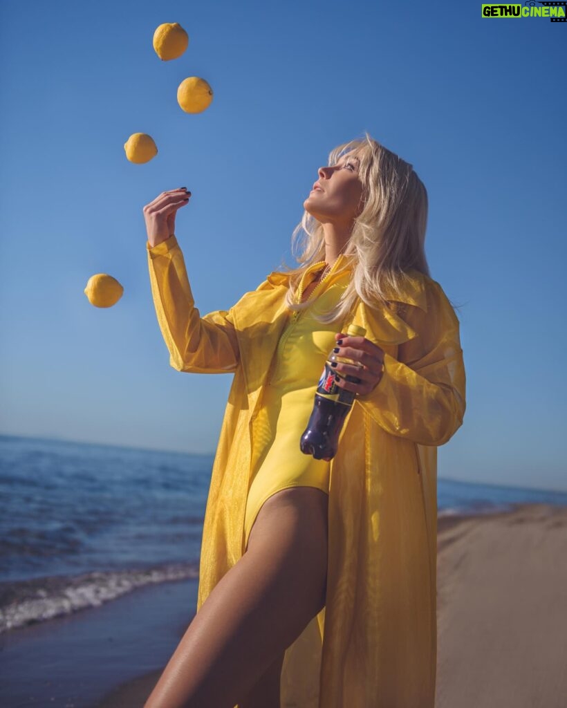 Ellen Bergström Instagram - Betald reklam för @pepsimaxsverige - ville bara med dessa jättetråkiga bilder från ett soligt Marbella säga att Pepsi MAX Lemon är riktigt god 😎🍋