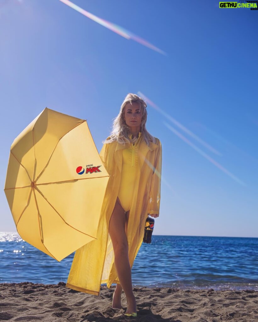 Ellen Bergström Instagram - Betald reklam för @pepsimaxsverige - ville bara med dessa jättetråkiga bilder från ett soligt Marbella säga att Pepsi MAX Lemon är riktigt god 😎🍋