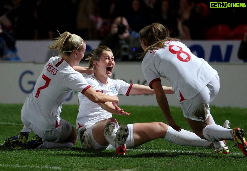 Ellen White Instagram - Where do I even start 😅 I don’t think any words can describe how I am feeling right now! 100 caps & breaking the record! I have always idolised the legend that is @kellyjsmith 🥰 I literally couldn’t love this team and our fans anymore! Thank you ❤️ #lionesses 📸 @pappasnappa