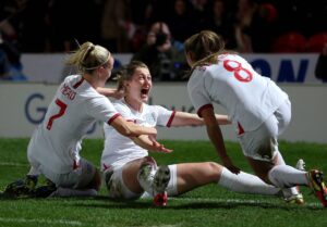 Ellen White Instagram - Where do I even start 😅 
I don’t think any words can describe how I am feeling right now! 100 caps & breaking the record! I have always idolised the legend that is @kellyjsmith 🥰
I literally couldn’t love this team and our fans anymore!
Thank you ❤️
#lionesses 
📸 @pappasnappa