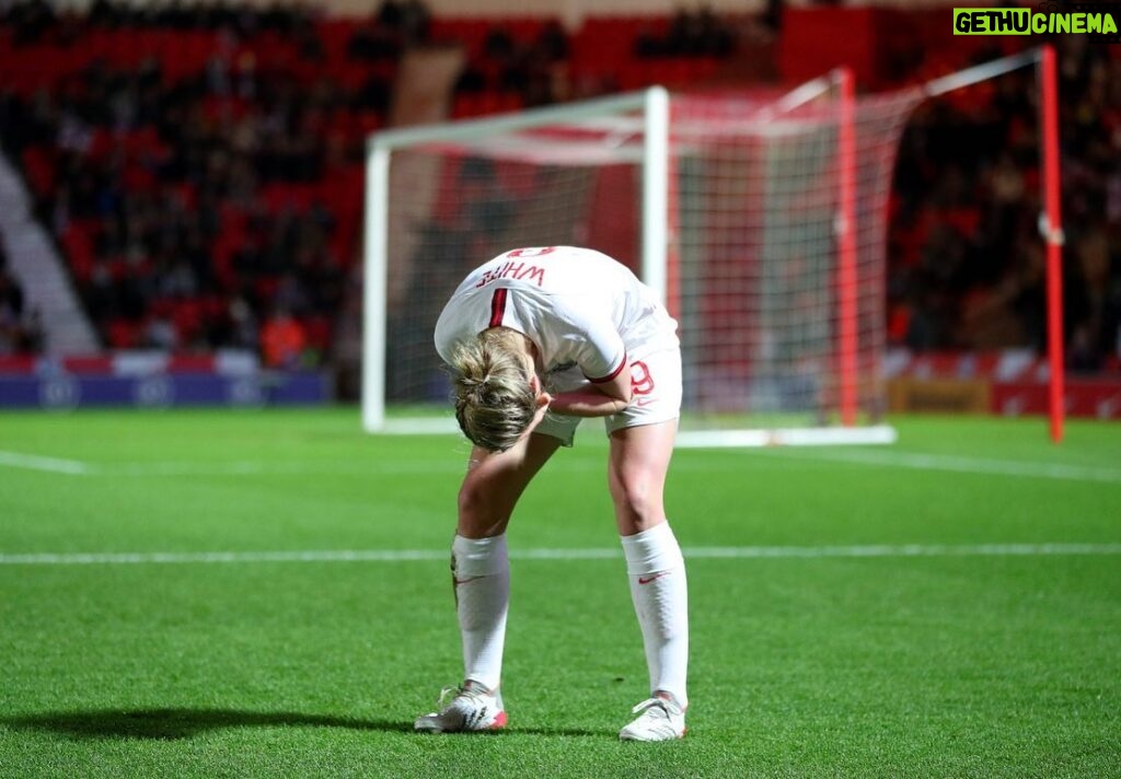 Ellen White Instagram - Where do I even start 😅 I don’t think any words can describe how I am feeling right now! 100 caps & breaking the record! I have always idolised the legend that is @kellyjsmith 🥰 I literally couldn’t love this team and our fans anymore! Thank you ❤️ #lionesses 📸 @pappasnappa