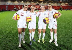 Ellen White Instagram - Where do I even start 😅 
I don’t think any words can describe how I am feeling right now! 100 caps & breaking the record! I have always idolised the legend that is @kellyjsmith 🥰
I literally couldn’t love this team and our fans anymore!
Thank you ❤️
#lionesses 
📸 @pappasnappa