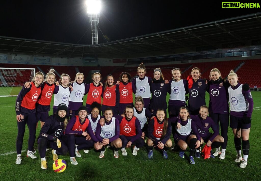 Ellen White Instagram - Where do I even start 😅 I don’t think any words can describe how I am feeling right now! 100 caps & breaking the record! I have always idolised the legend that is @kellyjsmith 🥰 I literally couldn’t love this team and our fans anymore! Thank you ❤️ #lionesses 📸 @pappasnappa