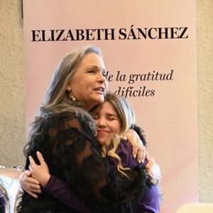 Elluz Peraza Instagram - Un abrazo que expresa cariño, admiración, protección y bendiciones de parte de Dios. @elizabethsanchezmusic @elluzperazafansinternacional @amigoscvclavozfans En la presentación de su libro Viva de Milagro