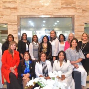 Elluz Peraza Instagram - En el Congreso de República Dominicana con @comunicadorashispanas y mi querida @johannavirtual, fuimos a orar por las decisiones que allí se toman. Tiempo de bendición para la gloria de Dios.