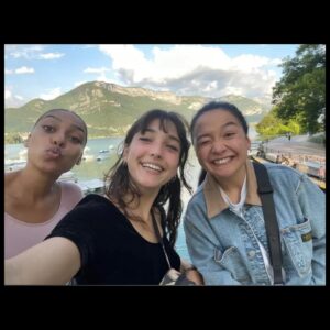Élodie Frégé Instagram - [ DERNIÈRE DANSE ] 

𝑪’𝒆𝒔𝒕 𝒎𝒂𝒊𝒏𝒕𝒆𝒏𝒂𝒏𝒕 ! 💃🏽

Dani Rivoire , entre danse et démence, m’a prêté son nom et sa nature singulière ( et inversement ) il y’a quelques mois et quand je pense à elle, et à toute cette histoire entre chassés croisés imprévus et déboulés de rebondissements en tous genres, j’ai le cœur qui bat un peu plus fort. 
Elle qui sera dans votre “petite lucarne” ce soir sur @france3 , avec un peu de ma pomme bien sûr… mais surtout cette équipe en forme de famille , Gwendoline la géante du cœur, Alexandre son inséparable, et ma fille rêvée HélieRose l’éclatante… Et encore tout un cortège! Tout ce beau bordel de monde, devant, derrière, autour, mené avec tempête et émotion par Éric Le Roux, qui n’a pas son pareil et avec qui je “travaillerais” bien encore sur quelques pépites à balancer sur des écrans trop plats pour égaler son terrain intérieur fou de reliefs ! 

Merci pour la danse, la confiance, et j´espere… pour l´audience !! 🤣🥸 

À tout de suite sur France 3 ! 

Vous me dites ? 

💫 💋 

Ps : la musique clin d’œil à toi que j’aime et admire @alexandra_cismondi_vertigescie 👩🏻‍🦰👩🏻‍🦰 cc @benoit.olive & @cnxapocalyps 🎶