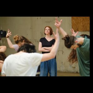 Élodie Frégé Instagram - [ DERNIÈRE DANSE ] 

𝑪’𝒆𝒔𝒕 𝒎𝒂𝒊𝒏𝒕𝒆𝒏𝒂𝒏𝒕 ! 💃🏽

Dani Rivoire , entre danse et démence, m’a prêté son nom et sa nature singulière ( et inversement ) il y’a quelques mois et quand je pense à elle, et à toute cette histoire entre chassés croisés imprévus et déboulés de rebondissements en tous genres, j’ai le cœur qui bat un peu plus fort. 
Elle qui sera dans votre “petite lucarne” ce soir sur @france3 , avec un peu de ma pomme bien sûr… mais surtout cette équipe en forme de famille , Gwendoline la géante du cœur, Alexandre son inséparable, et ma fille rêvée HélieRose l’éclatante… Et encore tout un cortège! Tout ce beau bordel de monde, devant, derrière, autour, mené avec tempête et émotion par Éric Le Roux, qui n’a pas son pareil et avec qui je “travaillerais” bien encore sur quelques pépites à balancer sur des écrans trop plats pour égaler son terrain intérieur fou de reliefs ! 

Merci pour la danse, la confiance, et j´espere… pour l´audience !! 🤣🥸 

À tout de suite sur France 3 ! 

Vous me dites ? 

💫 💋 

Ps : la musique clin d’œil à toi que j’aime et admire @alexandra_cismondi_vertigescie 👩🏻‍🦰👩🏻‍🦰 cc @benoit.olive & @cnxapocalyps 🎶