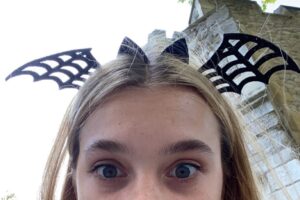 Elodie Grace Orkin Instagram - I don’t have a costume this year but this photo gives Halloween vibes… Happy Halloween!
Photographer @kristingallegos 
Hair @guiniushair 
Makeup @leannehirshbeauty 
Stylist @kimchandler2021
