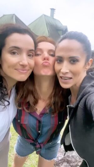 Élodie Varlet Instagram - Joyeux anniversaire #21juin à ma magnifique partenaire et amie d’amour @elodievarletofficiel sur le tournage de @section_de_recherches avec @isabellevitari 🫶❤️❤️❤️