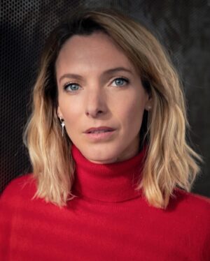 Élodie Varlet Instagram - 💫Actu Book 2024. 

📸 Merci au talentueux @philippe_vermale pour sa douceur son implication et son regard. 

❓Une pref ? 

#book #actress #new #blondehair #photography #2024