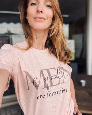 Élodie Varlet Instagram - Journée Internationale des droits des femmes. 

👊« Notre lutte pour la libération n’a de sens que si elle a lieu au sein d’un mouvement féministe qui a pour but fondamental la libération de toutes et tous » bell hooks

✨Collection Sportswear EMPOWERING 
Crée par @florianestudio et en soutien à l’association @lamaisondesfemmes93 

#menofqualityarefeminists 
#onset #fightforyourrights