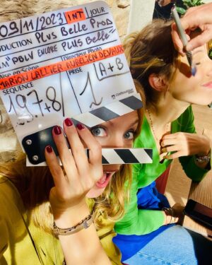 Élodie Varlet Instagram - Retour en images sur le redémarrage de @pblvofficiel ! 

J-1 pour la diffusion sur @tf1 ! C’est fou. Juste fou. 🔥🔥🔥

Ma chère Estelle revient le temps d’une arche. J’espère que vous aurez autant de plaisir à la découvrir que j’ai eu à la tourner. 🤗

🙏Merci merci merciiiiii à mes partners géniaux, à nos réalisateurs bienveillants, à nos prods et à @newen_studios d’y avoir toujours cru, à tous les techniciens et surtout à vous sans qui tout cela n’aurait jamais été possible ! 

Bon come back … 
Et … Belle année 2024 ✨💫💫

❤️

#pblv #pblvofficiel #tf1 #demain #fou #comeback