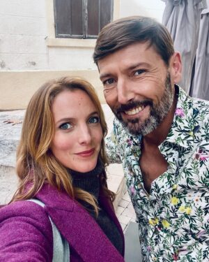 Élodie Varlet Instagram - Retour en images sur le redémarrage de @pblvofficiel ! 

J-1 pour la diffusion sur @tf1 ! C’est fou. Juste fou. 🔥🔥🔥

Ma chère Estelle revient le temps d’une arche. J’espère que vous aurez autant de plaisir à la découvrir que j’ai eu à la tourner. 🤗

🙏Merci merci merciiiiii à mes partners géniaux, à nos réalisateurs bienveillants, à nos prods et à @newen_studios d’y avoir toujours cru, à tous les techniciens et surtout à vous sans qui tout cela n’aurait jamais été possible ! 

Bon come back … 
Et … Belle année 2024 ✨💫💫

❤️

#pblv #pblvofficiel #tf1 #demain #fou #comeback
