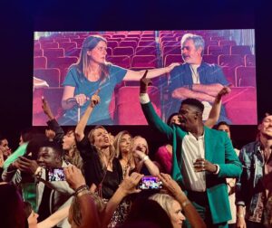 Élodie Varlet Instagram - La Der ! 
Et quelle Der 🔥🔥🔥🔥🔥
Merci @newen_studios 
@pblvofficiel 
@france3 
Merci à vous tous de nous avoir suivi pendant 18 ans. 
Ça continue à l’écran jusqu’au 18 Novembre. 

MERCI. 

#fiesta #incroyable #bestteamever 
#danser #jusquauboutdelanuit #gratitude