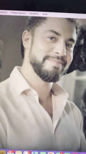Élodie Varlet Instagram - Marwan. 

Marwanouuuuuu.

C’est si difficile. 

Tu es celui au sourire inoubliable et à la beauté indécente. 

Tu es celui qui savait apporter la joie et la fête à n’importe quel instant, même quand on le voulait pas, tu réussissais toujours à nous convaincre ! 

Tu es celui qui me prenait la main pour danser… danser … danser encore. 

Tu es celui qui a tout de suite cru en cette histoire d’amour qui a changé ma vie et qui a donné deux « Poppies » comme tu les appelais et ça … ça restera à jamais, crois moi … 

Tu es celui qui vivait intensément et sans concession chaque situation… dans la vie ou sur un plateau. Tu pouvais gueuler quand une phrase ne te plaisait pas comme virevolter dans un jeu sincère et franc que j’adorais.

Tu es aussi celui qui souffrait si fort … qui se démenait pour ne pas sombrer, trébuchait, se relevait …

Tu es bien sûr notre BG, notre charmeur, notre tombeur … 

Tu es celui avec lequel j’ai joué une de mes plus belles scènes… en retard, nous n’avions qu’une seule prise : Abdel accourait sauver Estelle inconsciente dans les eaux d’un caniveau … et tu étais si présent…si juste … je finissais par m’effondrer en pleurs dans tes bras réconfortants… 
Tes bras vont tant me manquer, Marwan. 

Nos derniers instants partagés étaient si joyeux … comme toujours et c’est cela qui l’emporte dans ma mémoire. 

Merci pour ta générosité, tes mots bienveillants, ta sensibilité, nos fous rires … Merci de nous avoir tant aimés … tu étais si fier de notre famille. 

Je garde tout ça de toi si précieusement au fond de mon coeur et je te promets que ton sourire infini rayonnera à travers nous. 

Je souhaite tant aujourd’hui que tu sois apaisé là où ton âme t’a menée.

Je t’aime fort.