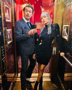 Élodie Varlet Instagram - Paris, à la folie. ✨
Une expo, une projo, un paradisio…
@colors_festivals 🌈
#lesecretdelagrotte 🤫
@davidbaiot sweet 30´🔥