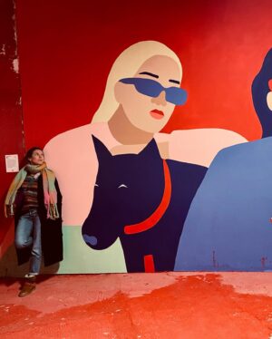 Élodie Varlet Instagram - Paris, à la folie. ✨
Une expo, une projo, un paradisio…
@colors_festivals 🌈
#lesecretdelagrotte 🤫
@davidbaiot sweet 30´🔥