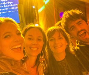 Élodie Varlet Instagram - La Der ! 
Et quelle Der 🔥🔥🔥🔥🔥
Merci @newen_studios 
@pblvofficiel 
@france3 
Merci à vous tous de nous avoir suivi pendant 18 ans. 
Ça continue à l’écran jusqu’au 18 Novembre. 

MERCI. 

#fiesta #incroyable #bestteamever 
#danser #jusquauboutdelanuit #gratitude