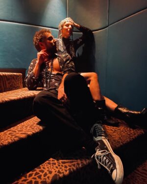 Élodie Varlet Instagram - Paris, à la folie. ✨
Une expo, une projo, un paradisio…
@colors_festivals 🌈
#lesecretdelagrotte 🤫
@davidbaiot sweet 30´🔥