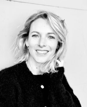 Élodie Varlet Instagram - Mini réactu de ma tête ! 
#blonde 
📸 @jeremiepoppe

Outfit @balzacparis 💫
Blondeur @julie_merian_coloriste_ ❤️