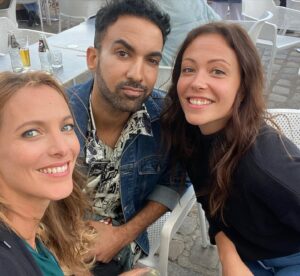Élodie Varlet Instagram - Instants inoubliables au @festivaldelafiction. 
Merci à toute l’équipe de l’organisation du festival. C’était dingue. 
Merci à @ceylinco et @marine.2br nos formidables attachées de presse. ✨
Merci à @davidbaiot mon acolyte & le plus beau des juré 😜
Merci à tous mes camarades de @pblvofficiel, c’était fou de partager ça ensemble, vous êtes si géniaux. ❤️
Merci surtout au public qui nous a porté, suivi, aimé pendant toutes ces années à travers nos personnages et nos histoires. 👏
Merci à @newen_studios nos supers producteurs 🙏et plus particulièrement a @clairedlr72 et 
@michelledelarochefoucauld 💕
Merci à @francetelevisions pour ces années folles. 🌟
Ça n’est pas fini, on termine en beauté jusqu’au 18 Novembre pour le Last Prime ! 🔥
Mais on a pu vous dire au revoir (et à bientôt ailleurs aussi !) et ça c’était beaucoup d’émotions mais avant tout du bonheur. ❤️❤️

Merci aussi a @larocheposay pour le MC parfait et à mon agent @agence.vdl qui me suit depuis tant d’années ✨✨✨ 

#festival #larochelle #inoubliable #merci #abientot #pblv #perfectteam