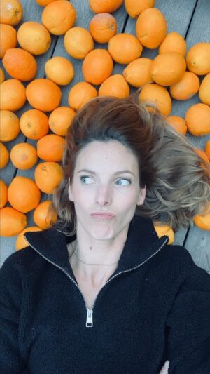Élodie Varlet Instagram - ✨En ce début d’année, je vous propose de découvrir une nouvelle manière de consommer !
💡J’ai récemment découvert @gebana.official . Cette entreprise est pionnière dans le Fairtrade depuis 1973 et s’investit réellement et durablement pour faire changer les règles de l’industrie alimentaire. Et ça passe aussi par nous, les consommateurs.
🙋‍♀️Comment ? En acceptant de recevoir des fruits aux couleurs variées ou non calibres et de ne garder qu’un critère : le goût !
👨‍👩‍👦‍👦Ainsi on permet aux familles d’agriculteurs et d’agricultrices de recevoir plus que dans le commerce traditionnel… car en supermarché, ces fruits sont souvent jetés ou alors très (trop !) bradés.
✌️Aussi, quand on commande avec @gebana.official on accepte de commander en avance ( et on attend que les fruits soit mûr ! ) et en quantité ( et on peut faire croquer toute la famille et les amis ! ) ainsi tout le monde est gagnant ! 🥇
Et ça marche pour les oranges mais aussi pour plein d’autres produits.
Allez faire un tour sur @gebana.official pour en savoir plus !
#vraiesoranges #gebana #wearechangingtherules #greece #marchepaysanmondial #decouverte #mieuxconsommer #durabilite #agriculturebio #beyondfair #naturelqueen #beyondorganic #YouAreChangingTheRules #achatsconscients