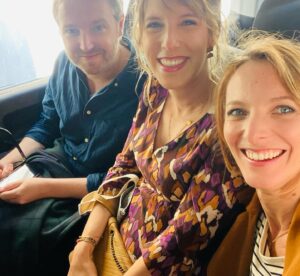 Élodie Varlet Instagram - Instants inoubliables au @festivaldelafiction. 
Merci à toute l’équipe de l’organisation du festival. C’était dingue. 
Merci à @ceylinco et @marine.2br nos formidables attachées de presse. ✨
Merci à @davidbaiot mon acolyte & le plus beau des juré 😜
Merci à tous mes camarades de @pblvofficiel, c’était fou de partager ça ensemble, vous êtes si géniaux. ❤️
Merci surtout au public qui nous a porté, suivi, aimé pendant toutes ces années à travers nos personnages et nos histoires. 👏
Merci à @newen_studios nos supers producteurs 🙏et plus particulièrement a @clairedlr72 et 
@michelledelarochefoucauld 💕
Merci à @francetelevisions pour ces années folles. 🌟
Ça n’est pas fini, on termine en beauté jusqu’au 18 Novembre pour le Last Prime ! 🔥
Mais on a pu vous dire au revoir (et à bientôt ailleurs aussi !) et ça c’était beaucoup d’émotions mais avant tout du bonheur. ❤️❤️

Merci aussi a @larocheposay pour le MC parfait et à mon agent @agence.vdl qui me suit depuis tant d’années ✨✨✨ 

#festival #larochelle #inoubliable #merci #abientot #pblv #perfectteam