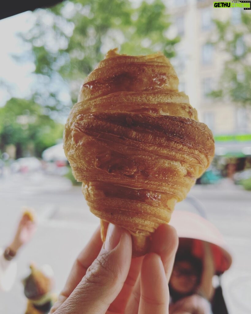 Elodie Yung Instagram - Il fait beau à Paris 🦋