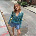 Eloise van Oranje Instagram - ik ben net voor dat ik naar new york ging door mijn moeders kast gegaan en heb ZO een mooie items gevonden - daarvan is deze top en cardigan set 💛💙💚 ik ben obsessed