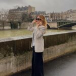 Eloise van Oranje Instagram - ik heb zo veel zin in de lente. met het heerlijke weer kleurrijke, flowy en leuke outfits aandoen 🌸🌿🌻😎 ik schrijf deze caption nu ook vanuit bed onder een dikke deken, zonder stem en met hoofdpijn, dus echt i CAN’T wait