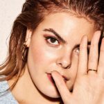 Eloise van Oranje Instagram - Als altijd alle ogen op je gericht zijn, is het niet raar dat je rust wilt. Dus trekt @bram.krikke zich terug in een bejaardenoord en kan @eloisevanoranje niet wachten op haar stage in New York. Het tweetal staat niet alleen op de cover van ons nieuwe issue, maar zijn ook open en eerlijk in het grote interview over o.a. poseren in een badpak, angsten, het wel of niet krijgen van kinderen en de liefde. “Soms vind ik het leuk als iemand met me wil kletsen, soms wil ik verdampen in anonimiteit”, deelt Bram. Ook Eloise kan zich hierin herkennen en wordt regelmatig gefotografeerd. Prima, maar niet tijdens het uitgaan. “Ik vind het raar, wat doet iemand met een foto van mij, gewoon ernaar kijken?” Benieuwd naar het hele interview? LINDA.meiden ‘All eyes on me’ ligt vanaf morgen in de winkel én is nu online te bestellen via de link in bio. Fotografie: @valentinavos • Tekst: @miloudeelen • Styling: @esmeralda__tan • Visagie: @judithneyens