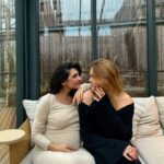 Eloise van Oranje Instagram - in TIJDEN niet zo een leuke dump gehad. ik geniet van mijn laatste 2023 momenten 💚 voor als het je boeit: 1 leuke gesprekken en daarbij hoort een paar foto’s @annanooshin 2 ik wil deze kerstboom thuis @annaninanl 3 wat een werk @louisvuitton 4 gezellige avond 5 heerlijke avond met lievelings mensen @cantine_de_caron 6 ik wil het @filippa_k 7 lachuh @sheida.alhoei 8 vibez 9 prachtige pop up van @vivianhoorn @kaesutherland 10 ik ben blij verrast @spektakelwonen
