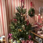 Eloise van Oranje Instagram - in TIJDEN niet zo een leuke dump gehad. ik geniet van mijn laatste 2023 momenten 💚 voor als het je boeit: 1 leuke gesprekken en daarbij hoort een paar foto’s @annanooshin 2 ik wil deze kerstboom thuis @annaninanl 3 wat een werk @louisvuitton 4 gezellige avond 5 heerlijke avond met lievelings mensen @cantine_de_caron 6 ik wil het @filippa_k 7 lachuh @sheida.alhoei 8 vibez 9 prachtige pop up van @vivianhoorn @kaesutherland 10 ik ben blij verrast @spektakelwonen